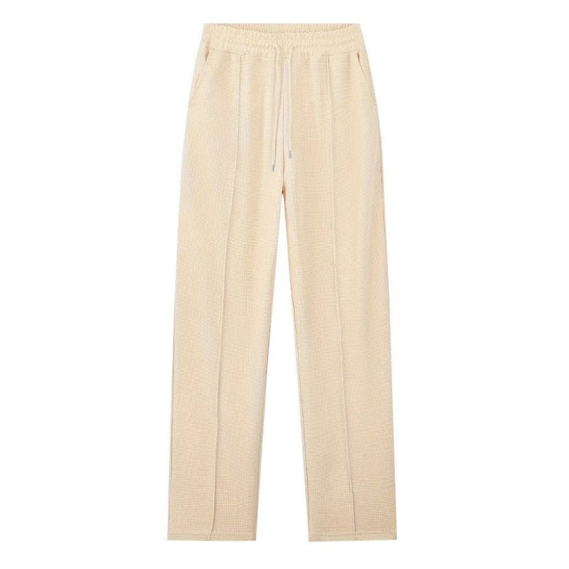 Conjunto de hombre compuesto por una sudadera de punto de panal y unos pantalones de corte recto