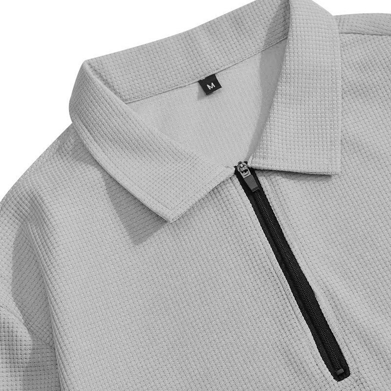 Conjunto de hombre compuesto por una sudadera de punto de panal y unos pantalones de corte recto