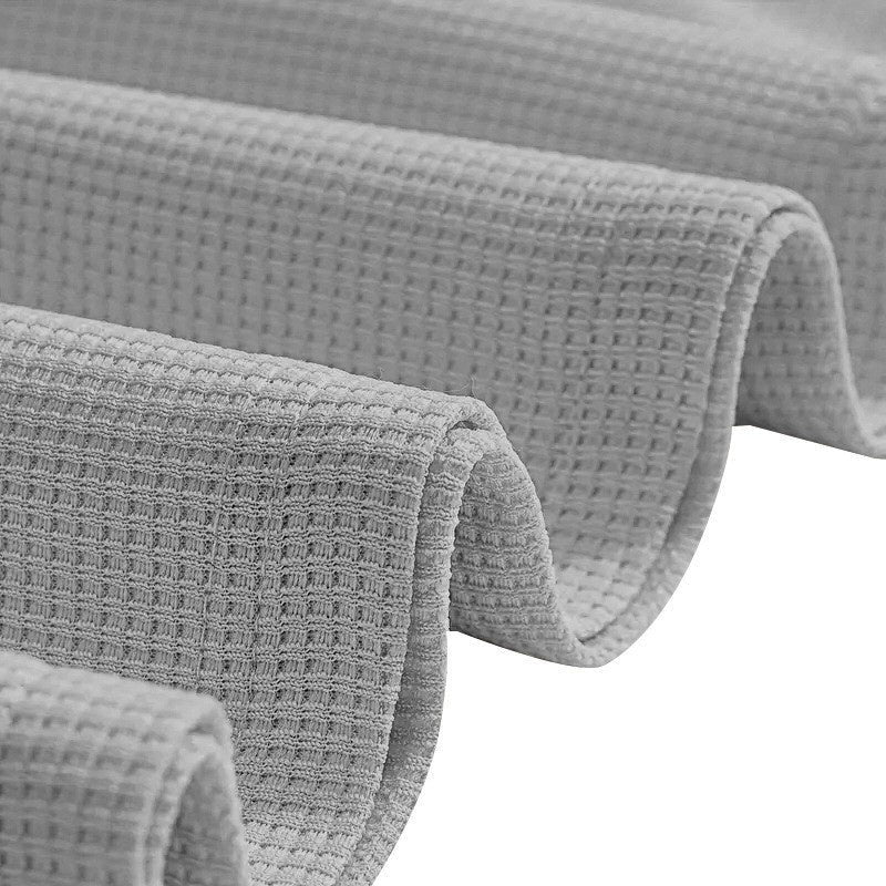 Conjunto de hombre compuesto por una sudadera de punto de panal y unos pantalones de corte recto